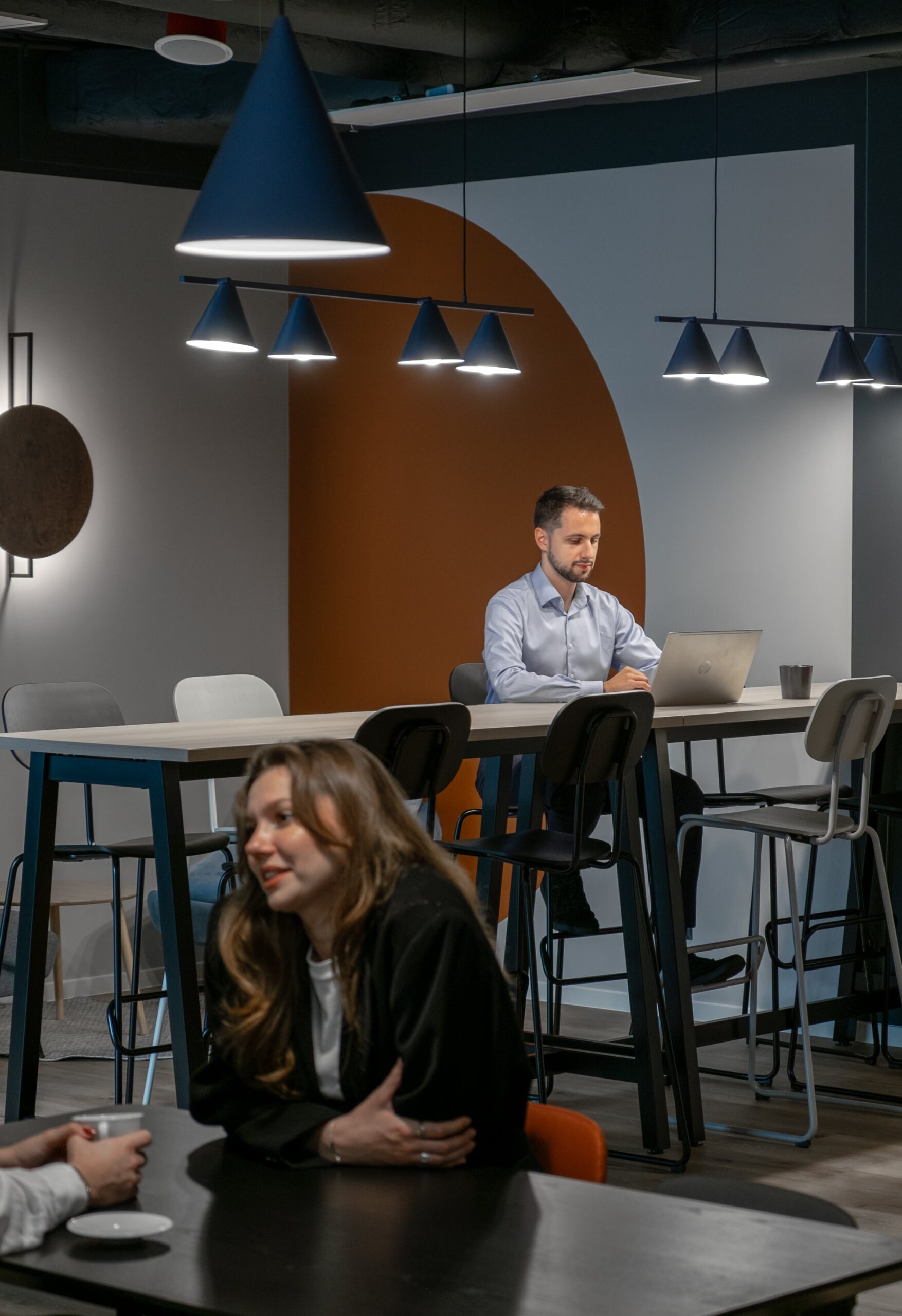 Osoba pracująca w części wspólnej biura coworkingowego Wolf Marszałkowska Warszawa