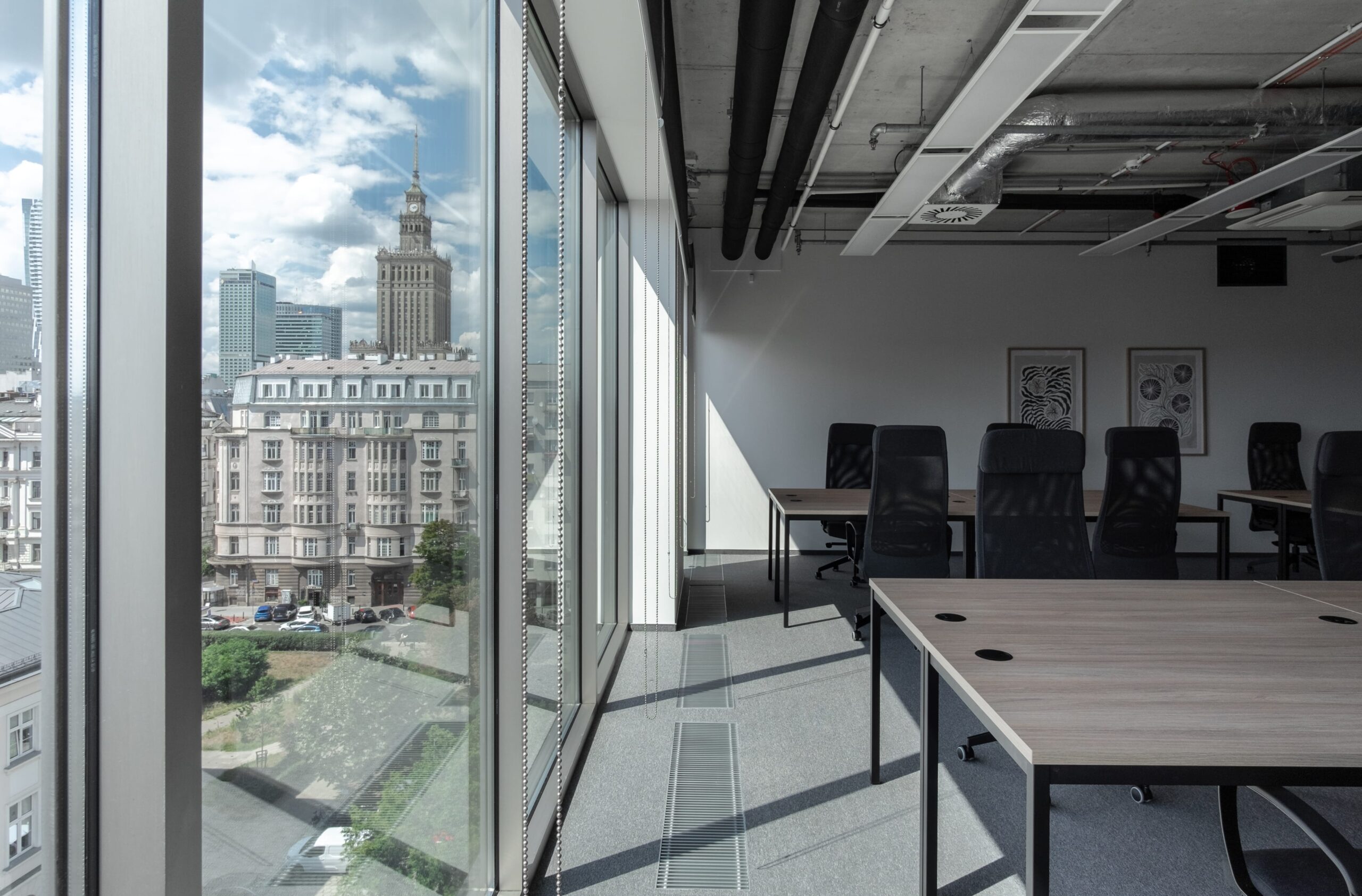 Sala z przestrzenią coworkingową w biurze w centrum Warszawy z widokiem Wolf Marszałkowska